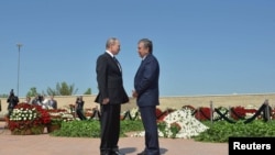 Президент России Владимир Путин (слева) и премьер-министр Узбекистана Шавкат Мирзияев у могилы Ислама Каримова. Самарканд, 6 сентября 2016 года.