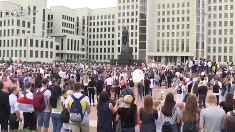 Protesta paqësore në Minsk kundër zgjedhjeve presidenciale