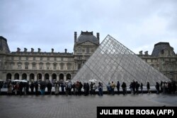 Red ispred Luvra pre objave muzeja da neće raditi drugi dan zaredom.