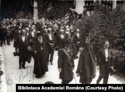 Principele Nicolae, Principesa Ileana, Patriarhul Miron Cristea și Ion I.C. Brătineanu părăsind Casa Corpului de Gardă de la Peleș. 21 iulie 1927.