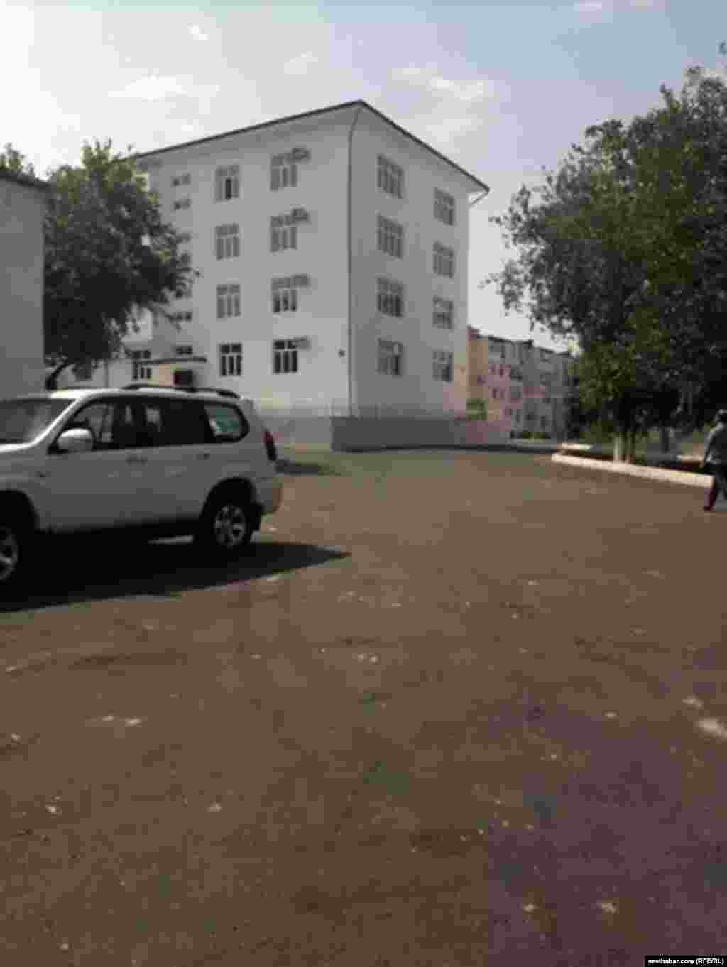 Отремонтированный подъезд жилого дома, пострадавшего во время взрыва 16 июля в Ашхабаде 