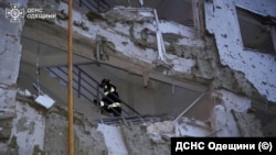 Внасолідок російської ракетно-дронової атаки в Одесі загинуло 9 цивільних. На фото знищена зовнішня стіна житлового будинку