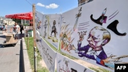 Выставка карикатур Олега Смаля в центре Киева
