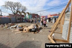 Залишки сміття біля встановленого паркану на Центральному ринку Сімферополя