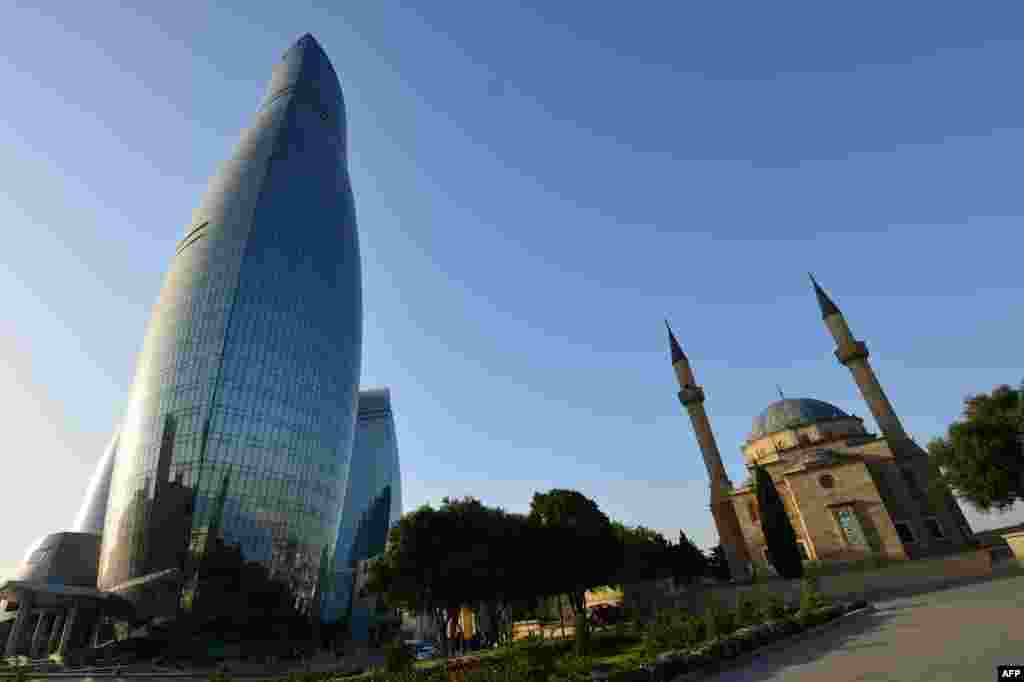 The Flame Towers (left) and the mosque in Baku&#39;s Dagustu Park