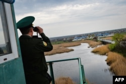Приднестровский пограничник смотрит в сторону пограничного перехода "Кучурган-Первомайск"