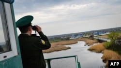 Приднестровский пограничник, наблюдение за пунктом пропуска в Кучурганах 