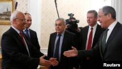 Sergei Lavrov (djathtas) duke u përshëndetur me palestinezin Saeb Erekat gjatë takimit ë Moskë