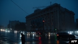 Stradă întunecată la Harkov, în estul Ucrainei, după recentele atacuri rusești asupra infrastructurii energetice. 10 noiembrie 2025.