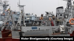 Тральщик «Черкассы» на стоянке в Донузлаве. Вскоре экипаж корабля попытается выйти из бухты и будет атакован, март 2014 года