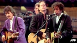 Bob Dylan (D), George Harrison (L) i Johny Cash (C), New York, 1992.