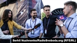 Корреспондент Радіо Свобода Яна Полянская берет интервью у ведущих «Евровидения»