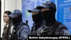 "Ұлтаралық араздық қоздырды" деген айып тағылған "Атажұрт" белсенділерінің ісі бойынша үкім шығатын күні сот ғимаратында тұрған полиция арнаулы жасағы. Талдықорған, Жетісу облысы, 13 сәуір, 2026 жыл.