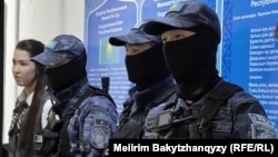 Спецназ полиции в суде в день оглашения приговора 19 обвиняемым в «разжигании национальной розни». Талдыкорган, 13 апреля 2026 года