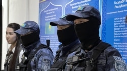 Спецназ полиции в суде в день оглашения приговора 19 обвиняемым в «разжигании национальной розни». Талдыкорган, 13 апреля 2026 года