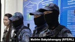 Спецназ полиции в суде в день оглашения приговора 19 обвиняемым в «разжигании национальной розни». Талдыкорган, 13 апреля 2026 года