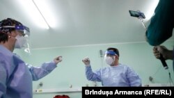 Campania de vaccinare a început în România pe 27 decembrie cu angajații din sistemul sanitar