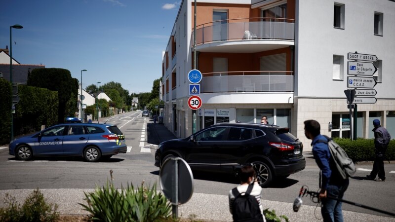 Francuska: Ubijen napadač na tri policajca