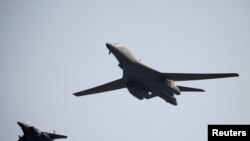 B-1B (sağda) bombardmançıları