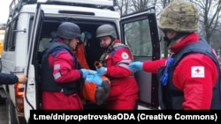 Евакуація пораненого внаслідок однієї з попередніх атак по Кривому Рогу, фото ілюстративне