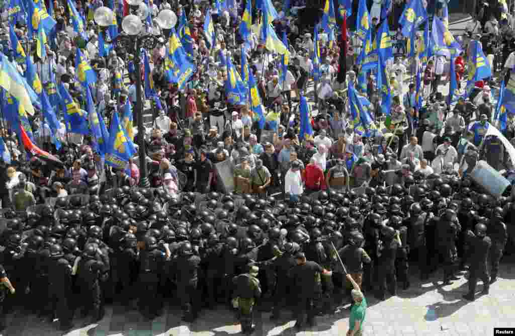 Протестувальники, що виступали проти таких змін, почали наступ на будівлю Верховної Ради, яку охороняв кордон правоохоронців