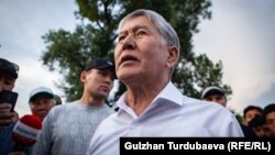 Бывший президент Кыргызстана Алмазбек Атамбаев со сторонниками в своей резиденции в селе Кой-Таш. 27 июня 2019 года.
