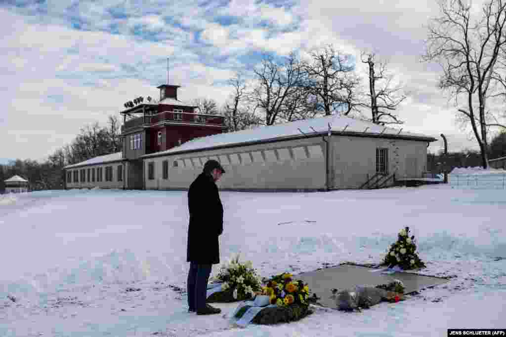 Istoricul Philipp Neumann-Thein în fața unei plăci comemorative din fața fostului lagăr de concentrare Buchenwald, de lângă Weimar, estul Germaniei, 27 ianuarie, 2021.&nbsp;