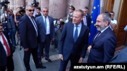 Дональд Туск (слева) и Никол Пашинян, Ереван, 10 июля 2019 г.