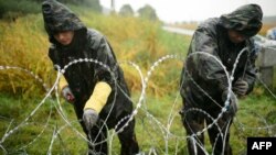 Венгерские солдаты у проволочного заграждения на границе со Словенией. 25 сентября 2015 года.