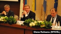 Vasile Bumacov alături de comisarii europeni Dacian Ciolos și Stefan Füle în ianuarie la Chișinău