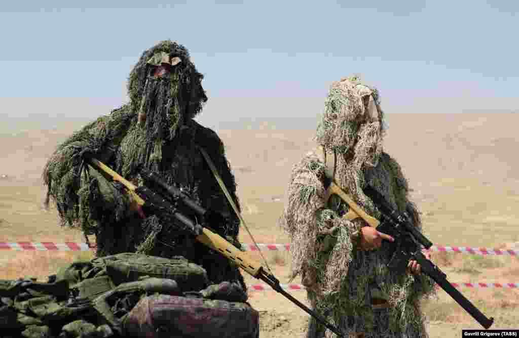 Снайперы в маскировочных костюмах во время учений в Таджикистане.