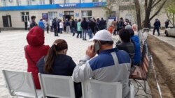 Люди в очереди за обещанными государством 42 500 тенге помощи. Кызылорда, 3 апреля 2020 года.