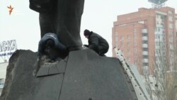 В Донецке взорвали памятник Ленину. Повреждены нога и пьедестал (видео)