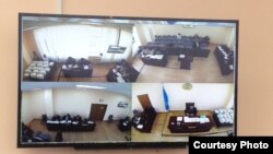 Суд над председателем Союза журналистов Казахстана Сейтказы Матаевым и его сыном Асетом. Вид с камер в зале суда на экране монитора в отдельной комнате для представителей СМИ. Астана, 22 сентября 2016 года.