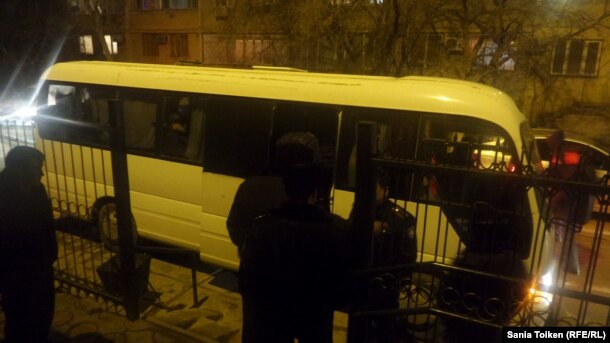 Автобус, на котором полицейские увезли протестовавших нефтяников из суда. Актау, 21 января 2017 года.