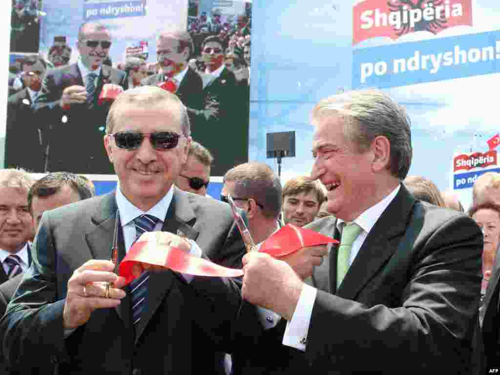 25 qershor '09 - Kryeministri i Shqipërisë, Sali Berisha, dhe homologu i tij turk, Taip Erdogan, kanë prerë shiritin inaugurues të autostradës Durrës-Kukës-Morinë, e cila, siç vlerësohet, pritet të forcojë marrëdhëniet dhe bashkëpunimin ndërmjet vendeve të rajonit. 