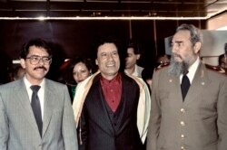 Даниэль Ортега в компании ливийского диктатора Муаммара Каддафи и главы Кубы Фиделя Кастро в гостях у зимбабвийского диктатора Роберта Мугабе. Хараре, 4 сентября 1986 года
