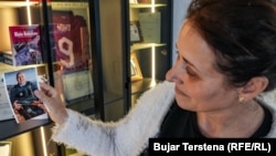 Ljumnije Bunjaku drži fotografiju Afrima Bunjakua, svog pokojnog supruga.