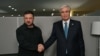 Қазақстан президенті Қасым-Жомарт Тоқаев Нью-Йоркте Украина президенті Владимир Зеленскиймен кездесті. 22 қыркүйек 2025 жыл. Тоқаев пен Зеленский. Сурет: Ақорда
