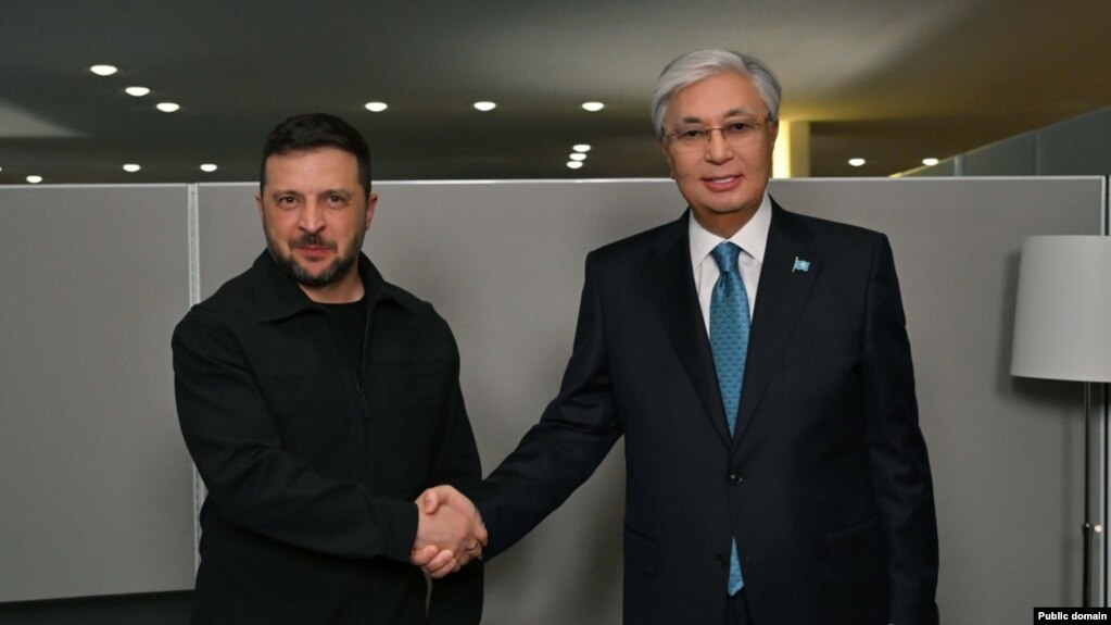 Қазақстан президенті Қасым-Жомарт Тоқаев Нью-Йоркте Украина президенті Владимир Зеленскиймен кездесті. 22 қыркүйек 2025 жыл. Тоқаев пен Зеленский. Сурет: Ақорда
