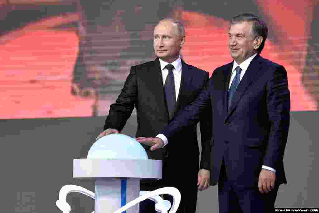РУСИЈА / УЗБЕКИСТАН - Рускиот претседател Владимир Путин и узбекистанскиот претседател Шавкат Мирзијаев започнаа со изградба на нуклеарна централа во узбекистанскиот западен регион Навои, за која Москва проценува дека ќе бидат потребни 11 милијарди долари.