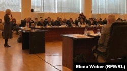Жительница Темиртау Елена Варганова (слева) говорит на заседании о загрязненном воздухе в городе и о необходимости направлять деньги на решение экологических проблем. Темиртау, 31 октября 2019 года. 