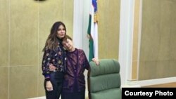 Лола Каримова-Тиллаева онаси билан отасининг иш жойида.