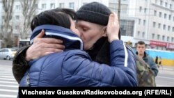 У Херсоні зустріли українських військових, які перебували у полоні «ДНР», 23 лютого 2015 року