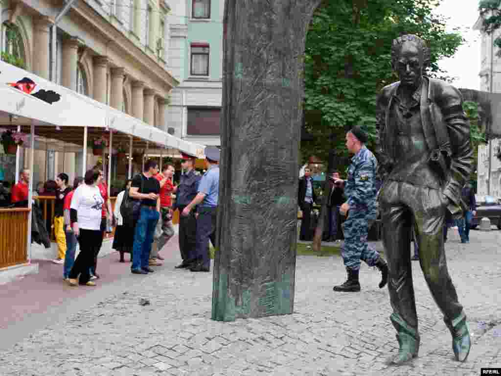 13 человек были задержаны милицией