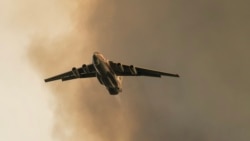 Avion Iljušin Il-76 ruskog Ministarstva civilne odbrane tokom gašenja požara na Deliblatskoj peščari, 20. avgust 2026. 