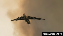 Avion Iljušin Il-76 ruskog Ministarstva civilne odbrane tokom gašenja požara na Deliblatskoj peščari, 20. avgust 2026. 