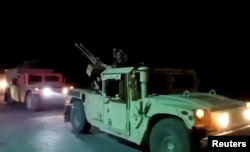 Військова техніка рухається дорогою в Нангархарі, Афганістан, на кадрі з відео, поширеного 26 лютого 2026 року