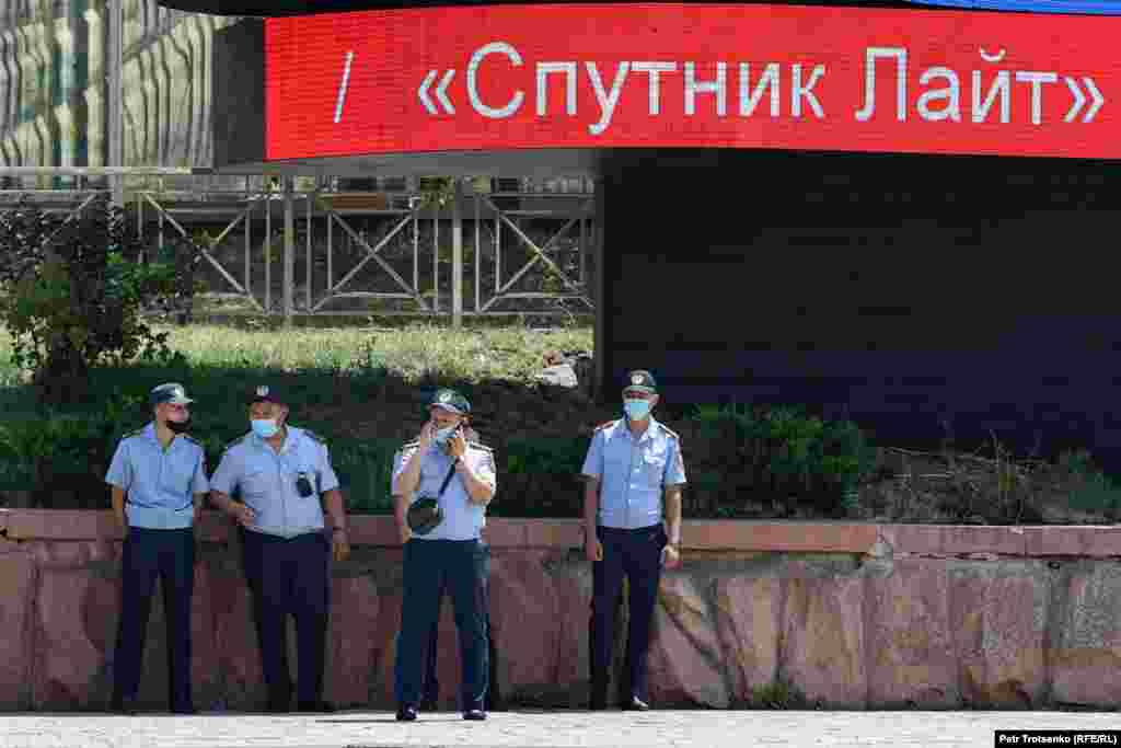 Группа сотрудников полиции дежурит в центральной части Алматы, 17 июля 2021 года