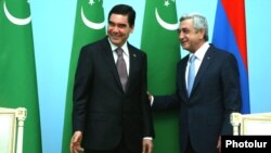 Armenia - President Serzh Sarkisian (R) and his Turkmen counterpart Gurbanguly Berdimuhamedov meet in Yerevan, 24Aug2017.